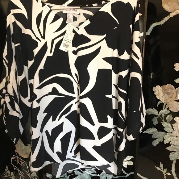 🐼🦢NWT Black and White with kimono sleeve cuff fastened with silver rings
